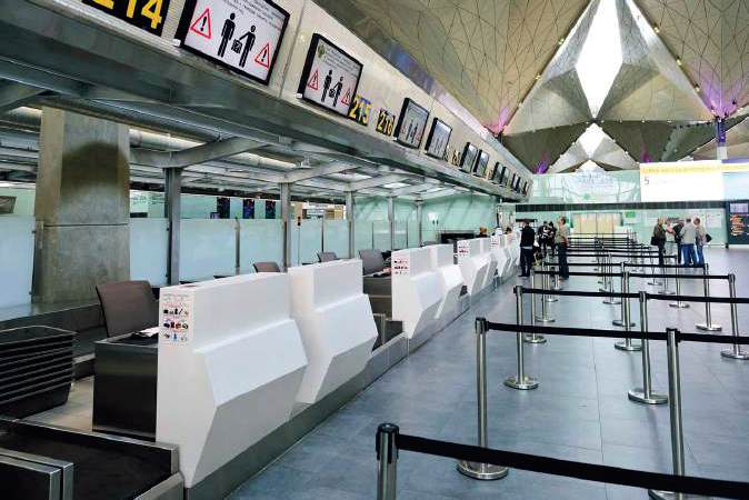 Аэропорт Пулково — стойки регистрации из акрилового камня